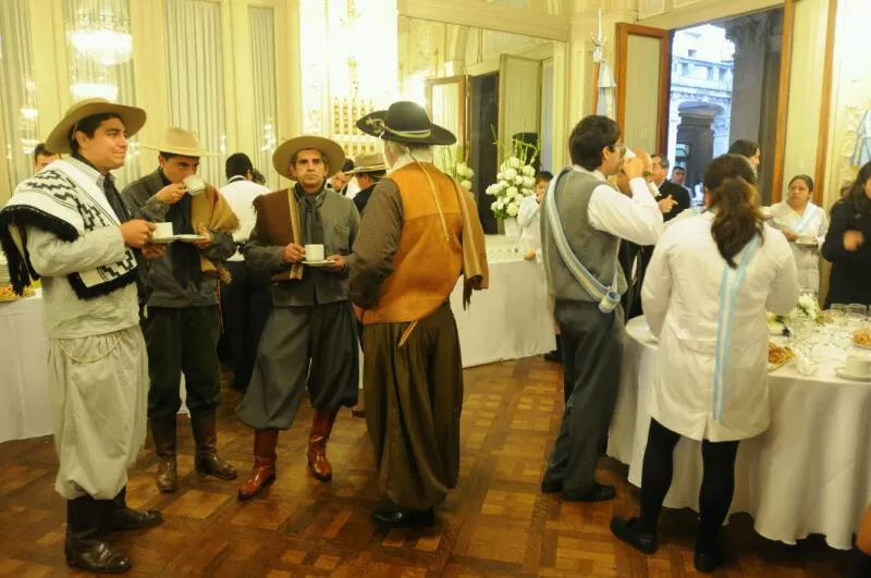 INVITADOS. Agrupaciones tradicionalistas estuvieron en la Casa de Gobierno. LA GACETA / FOTOS DE INES QUINTEROS ORIO VIA CELULAR