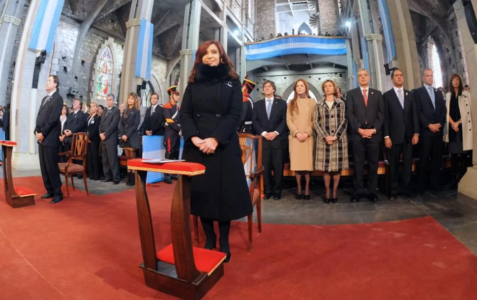 ATENCION. Cristina Kirchner escuchó la homilía en la catedral de Bariloche. DYN