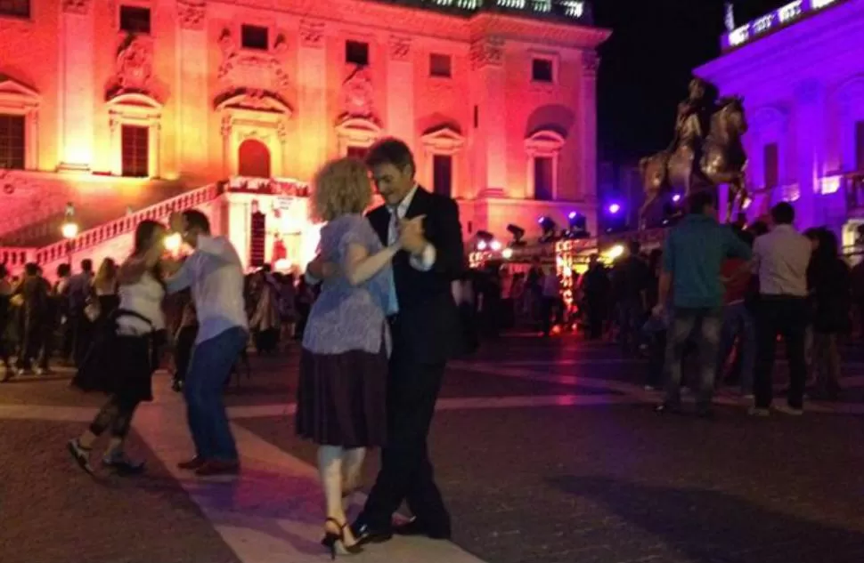 ROMA ERA UNA FIESTA. Más de 3.000 tangueros giraron al ritmo del 2x4 en la Ciudad Eterna. FOTO TOMADA DE LANACION.COM