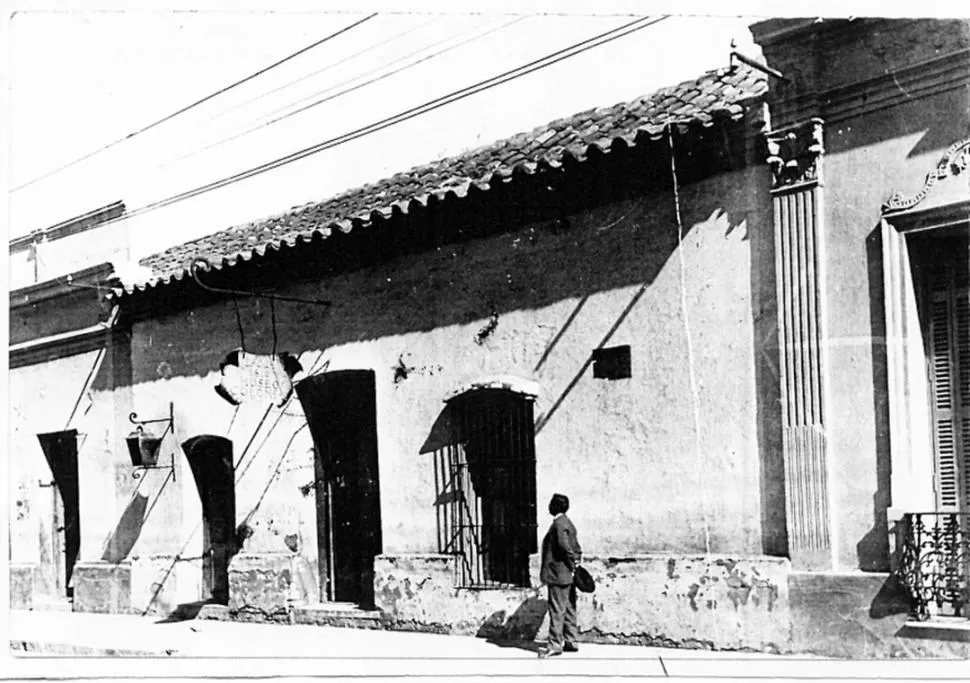 LA CASA DE ESPINOSA. Situada en 24 de Setiembre al 500, la foto muestra su fachada en 1916, cuando el Gobierno la compró para un efímero museo. LA GACETA / FOTOS DE ARCHIVO