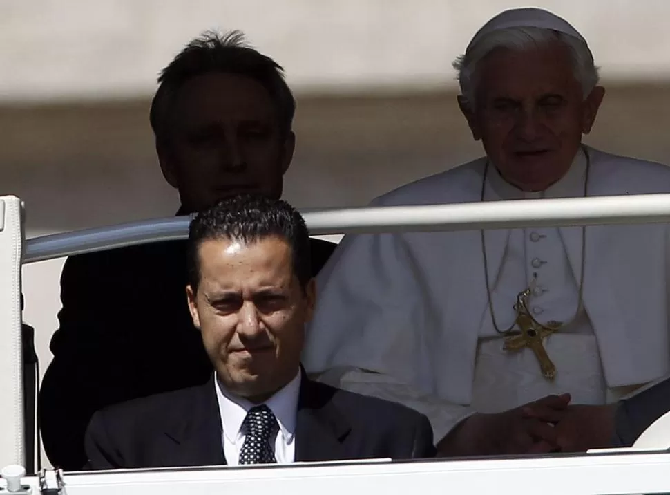 PRUEBAS DE LA CERCANÍA. El detenido Paolo Gabriele aparece sentado en el Papamóvil delante de Benedicto XVI. REUTERS
