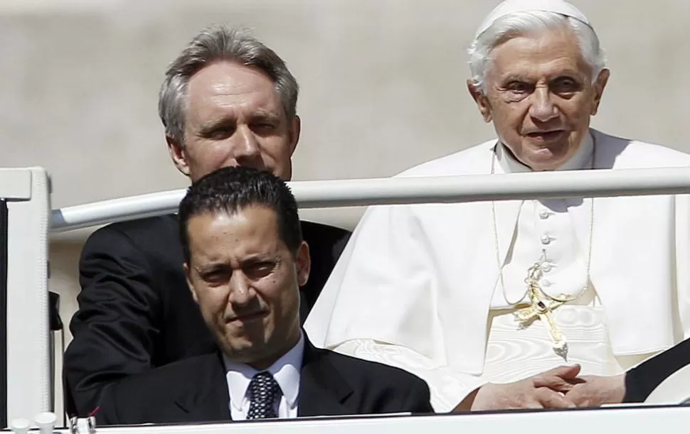 ULTIMAS HORAS. Hasta el miércoles, Paoletto (de corbata) acompañaba al Papa en todas sus actividades. FOTO DE AGENCIA AP