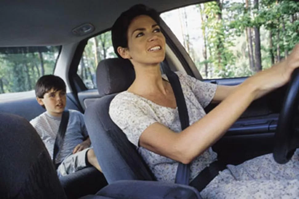 EL FIN DEL MITO. Un estudio dice que las mujeres manejan autos de manera más segura que los hombres. FOTO TOMADA DE COCHES20.COM