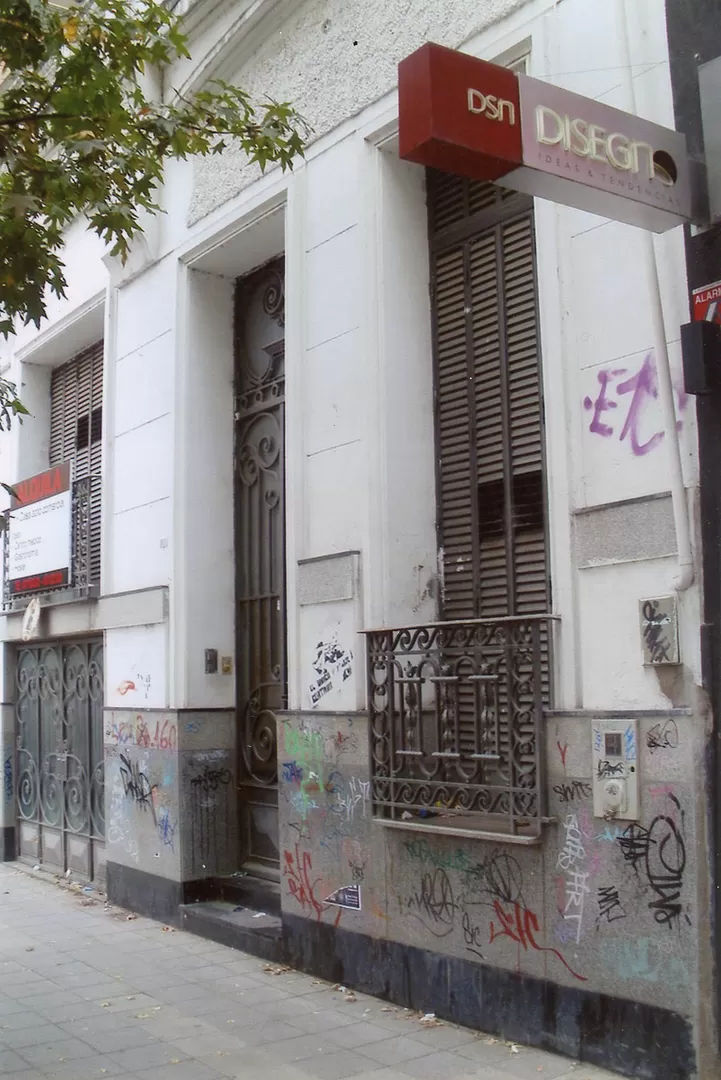 25 DE MAYO 720. Multitud de graffiti cubren la fachada de la que fue residencia de uno de los grandes gobernadores de Tucumán. LA GACETA / ARCHIVO
