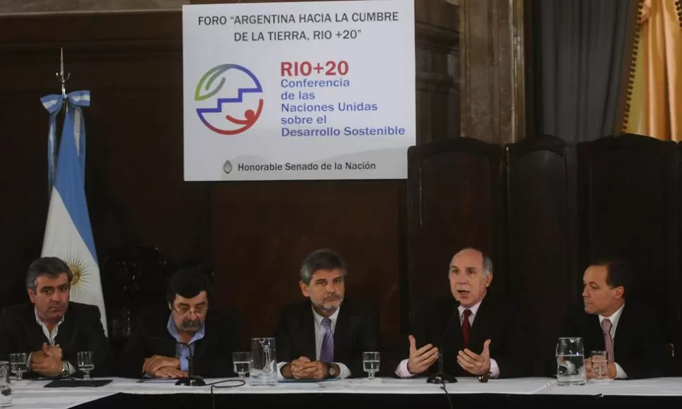 POSICION. Lorenzetti participó hoy en el foro Argentina hacia la Cumbre de la Tierra Río + 20, junto a senadores de distintas bancadas. DYN