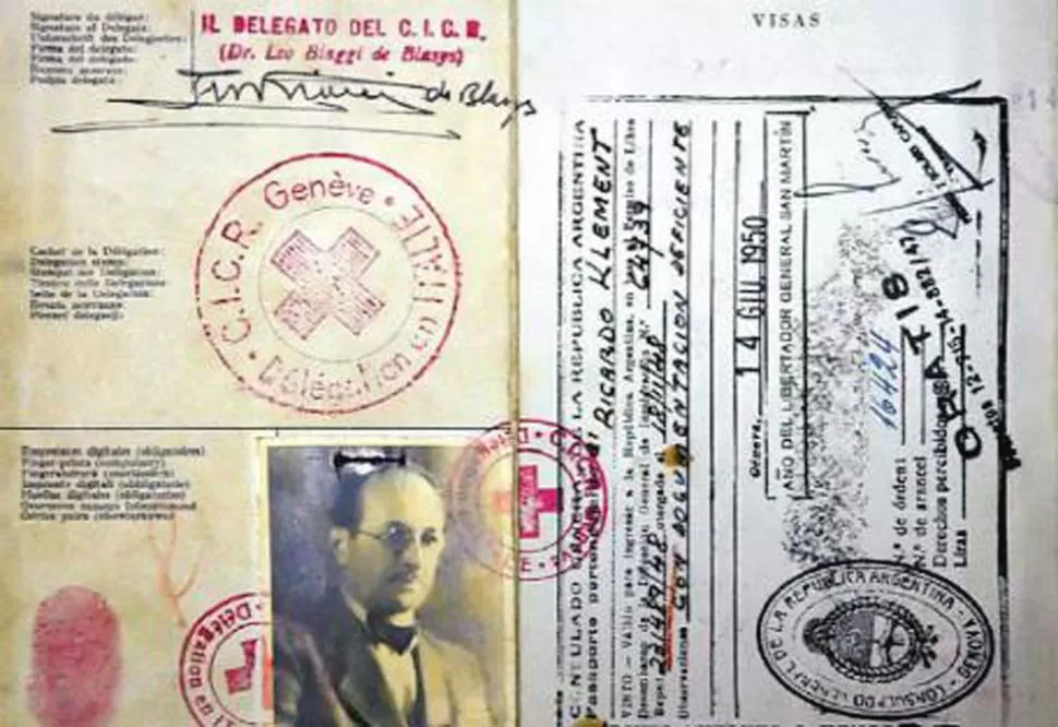PRUEBA CONTUNDENTE. El pasaporte apócrifo revela que Eichmann permaneció en el país desde el 15 de julio de 1950 hasta el 20 de mayo de 1960.