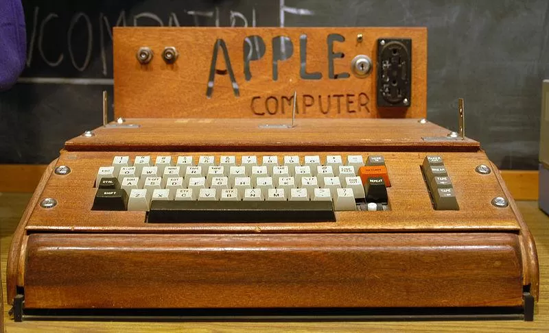 RELIQUIA. La primera computadora de la exitosa Apple. FOTO TOMADA DE FLICKR.COM/78147607@N00