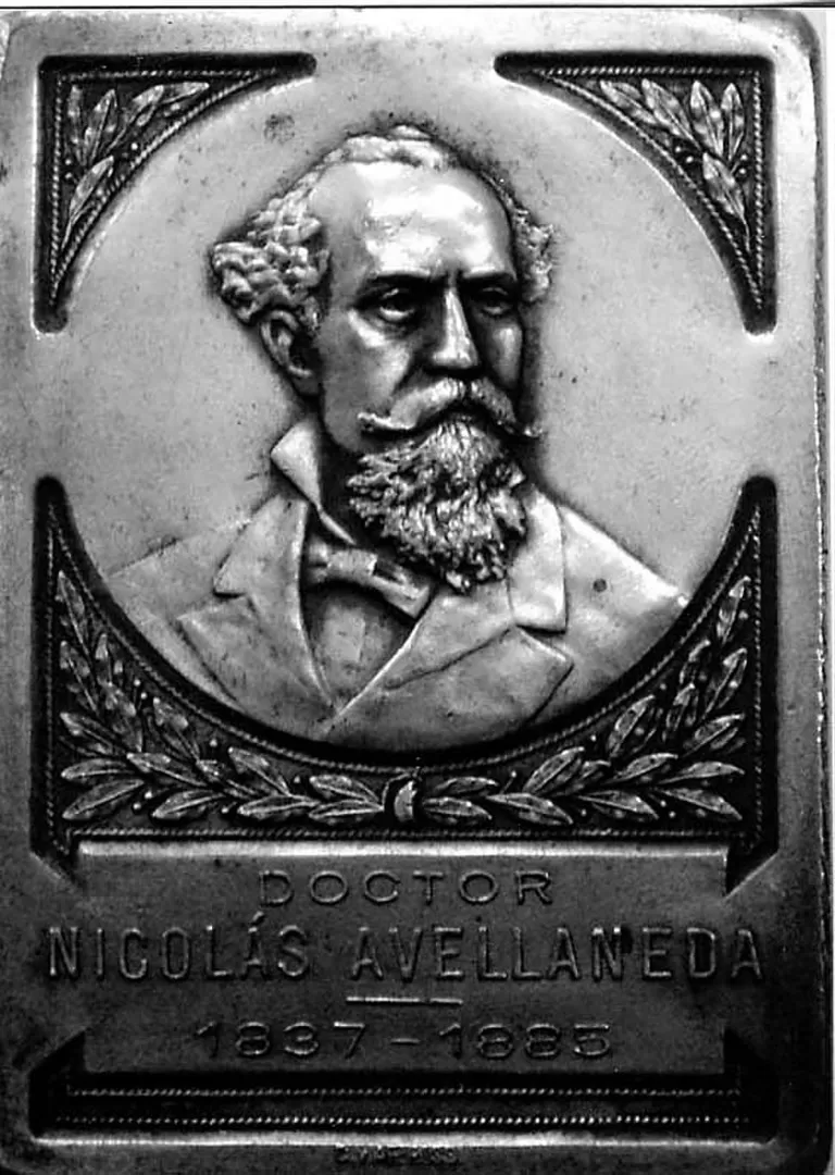 NICOLAS AVELLANEDA. Medalla conmemorativa de la inauguración de su estatua en la ciudad bonaerense de su nombre, en 1913. LA GACETA / ARCHIVO