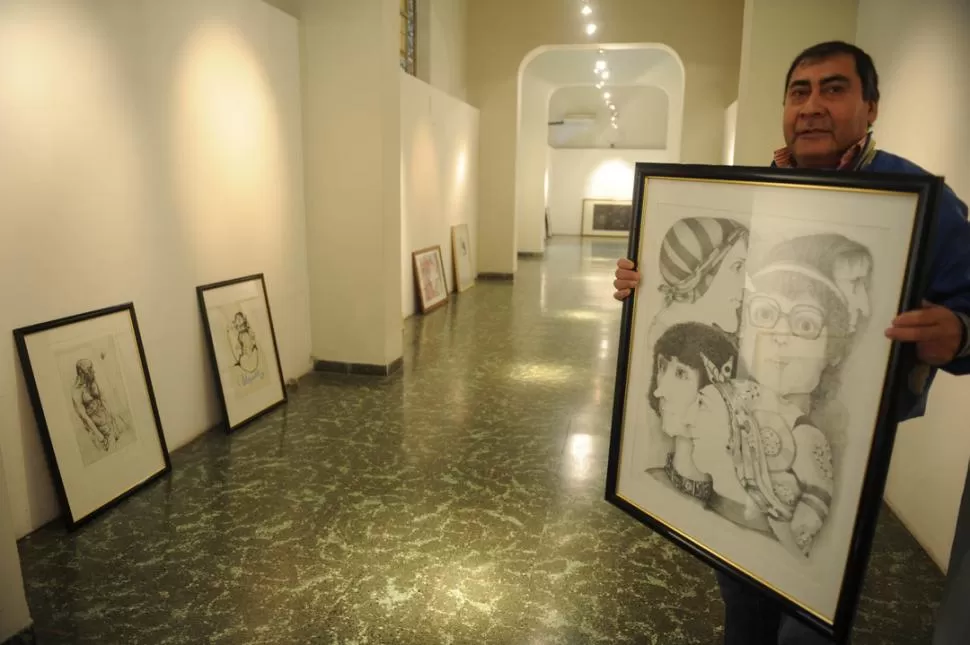 MONTAJE. En la sala Aurelio Salas pueden verse una obra de Aída Carballo (derecha) y dos trabajos de Carlos Alonso (en el piso, a la izquierda). 
