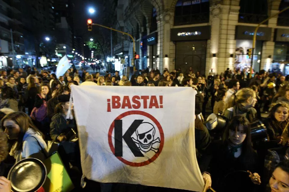 VOLVIERON LAS CACEROLAS. Las protestas se instalaron en varias esquinas de la Capital Federal. FOTO TOMADA DE LANACION.COM