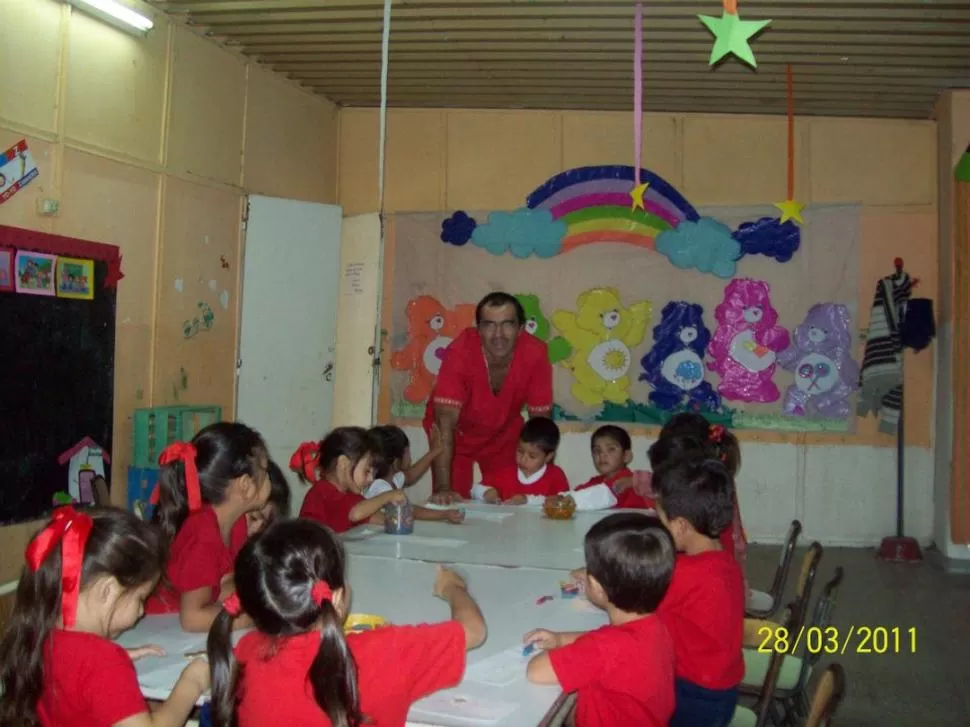 EN PLENA TAREA. Julio Sosa Castro dirige las actividades en la sala de 5 años de una escuela de Monteros. FOTO GENTILEZA DE JULIO RICARDO SOSA CASTRO