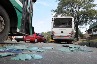 Accidente en la Mate de Luna La unidad 24 de la Línea 130 se detuvo en la avenida Mate de Luna al 2
