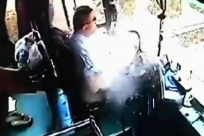 Un conductor salvó a sus 24 pasajeros tras ser herido