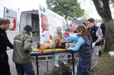 Una mujer cayó de un colectivo mientras descendía