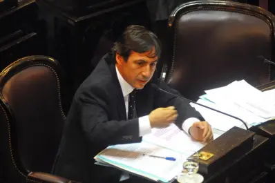 Naidenoff renuncia a la conducción del bloque de senadores de la UCR