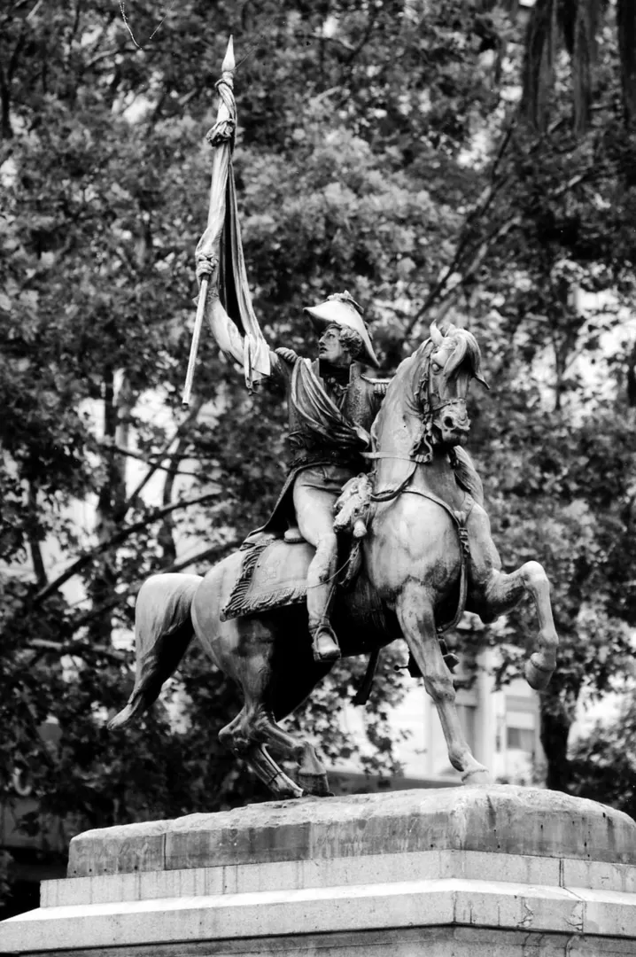 EL GENERAL MANUEL BELGRANO. Estatua del prócer en la Plaza de Mayo de Buenos Aires, inaugurada en 1873. LA GACETA / ARCHIVO