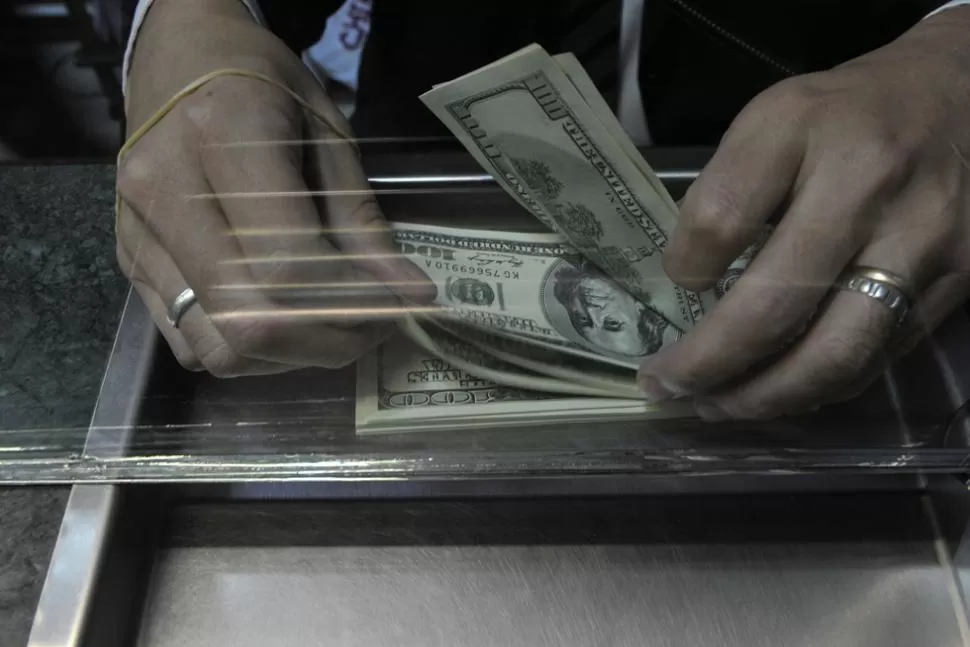 EN BAJA. En Tucumán, el dólar paralelo cotizó a $ 5,95. LA GACETA / FOTO JORGE OLMOS SGROSSO