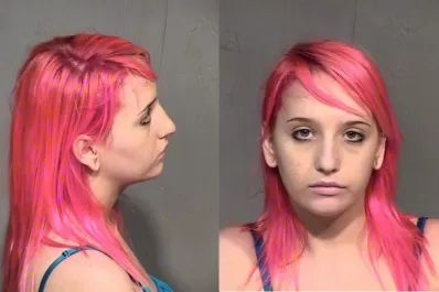 Olvidó a su bebé sobre el techo del auto y casi lo mata