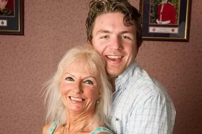 Cumplió el último deseo de su esposo, se hizo las lolas y se casó con alguien más joven