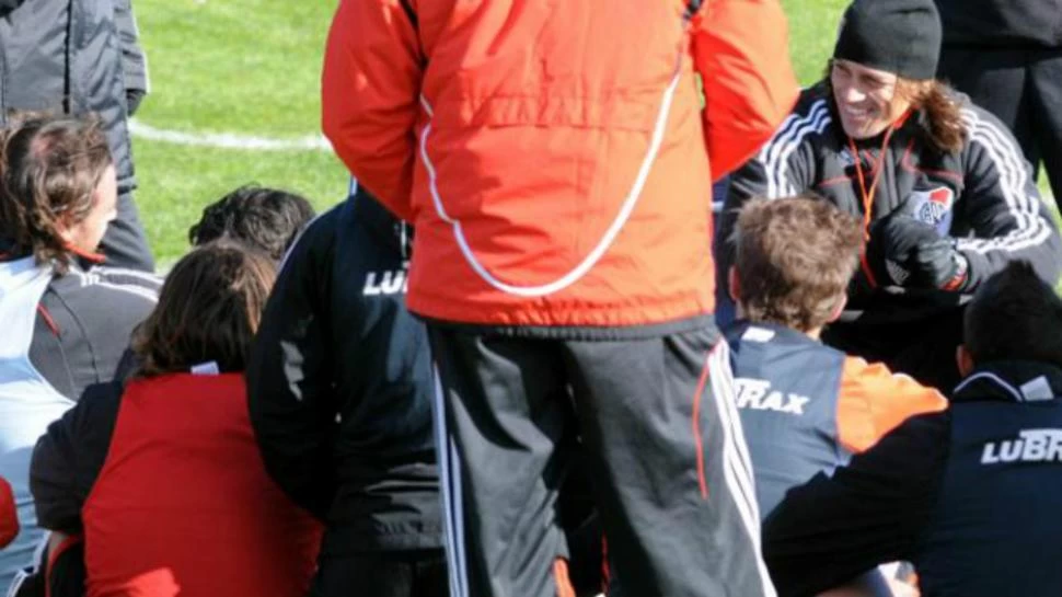 EN EQUIPO. Matías Almeyda resolvió concnetrar mañana a todo el plantel con vistas al partido contra Boca Unidos. FOTO TOMADA DE MUNDOD.COM