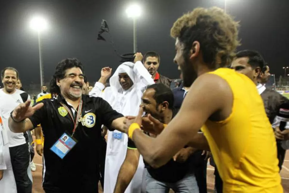 PURA FELICIDAD. Diego Maradona saluda a los jugadores y baila feliz festejando la victoria de su equipo. FOTO TOMADA DE OLE.COM.AR