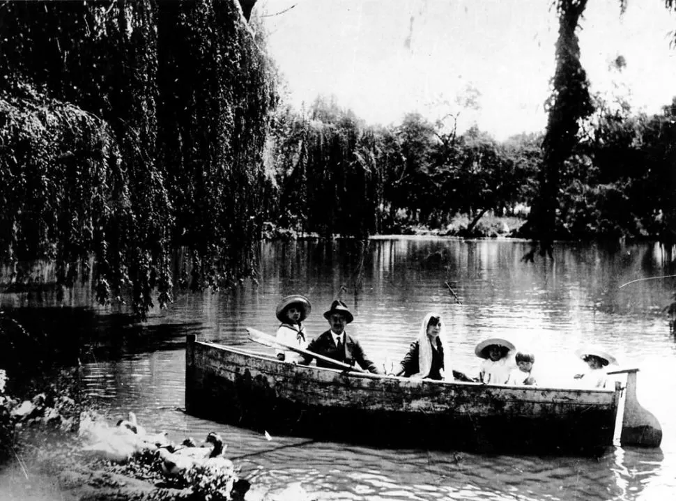 ALBERTO ROUGÉS. El destacado filósofo tucumano fotografiado con familiares en un bote, en el lago del ingenio Santa Rosa. LA GACETA / ARCHIVO