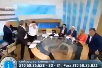 Un dirigente neonazi griego atacó a dos diputadas de izquierda en la TV