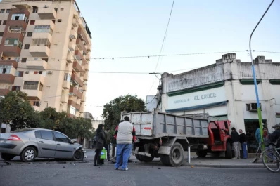 Un camión chocó y terminó adentro de una farmacia