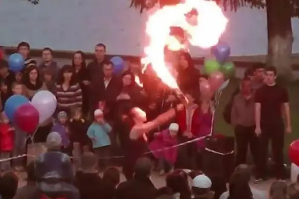 Una lanza llamas se prendió fuego durante su acto