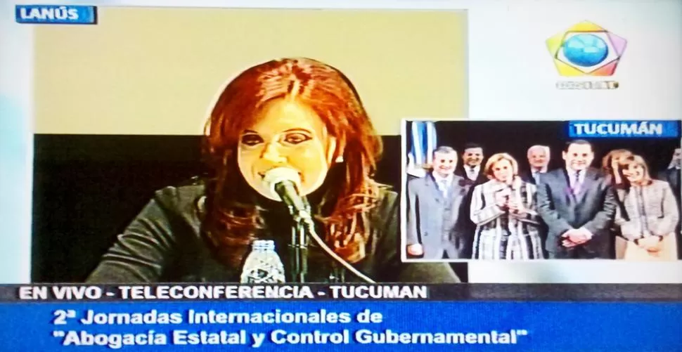 DIALOGO. Junto a otros funcionarios, la senadora Beatriz Rojkés de Alperovich saludó a Cristina Kirchner. CAPTURA DE VIDEO