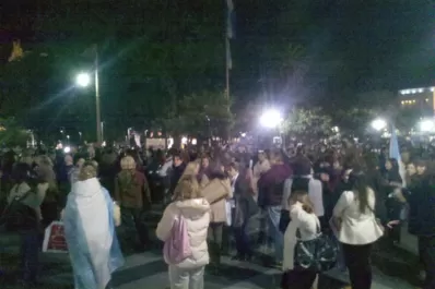 Hubo un cacerolazo en la plaza Independencia