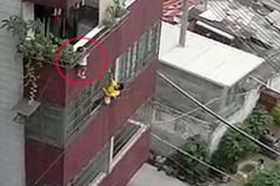 Sorprendente rescate de un niño que quedó colgado de su cabeza a cuatro pisos de altura