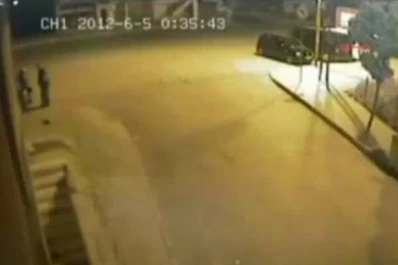 Con ayuda de sus padres, una madre adolescente abandonó a su bebé sobre la calle