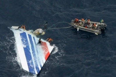 Tragedia de Air France: nuevas pistas señalan que el piloto estaba con una azafata