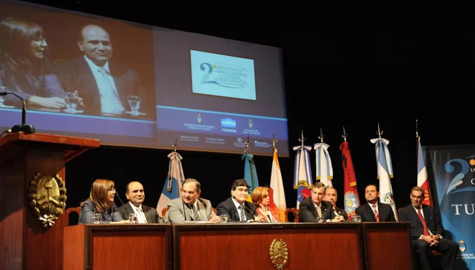 CLAUSURA. Alperovich, su esposa, Reposo y otros funcionarios nacionales y provinciales, en el cierre de las jornadas. LA GACETA / FOTO HECTOR PERALTA