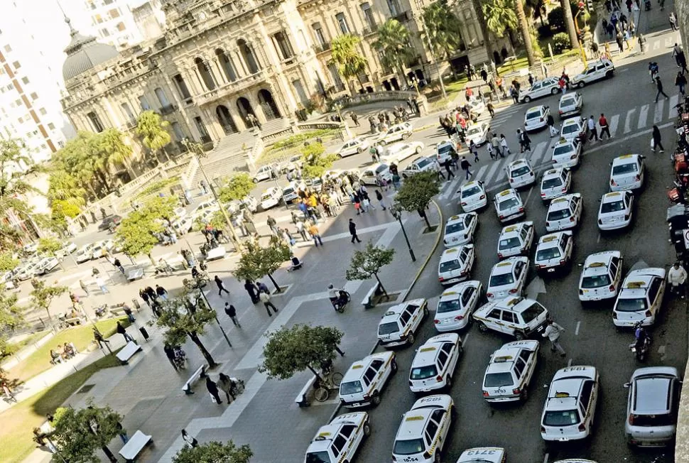PLAZA TOMADA. Cientos de taxis fueron llegando hacia el principal paseo público en señal de protesta. LA GACETA / FOTO DE FRANCO VERA
