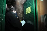 Abrieron la puerta creyéndolos clientes, pero eran inspectores clausurando el prostíbulo