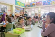 Alumnos españoles llevan comida de su casa porque no pueden pagar el comedor escolar