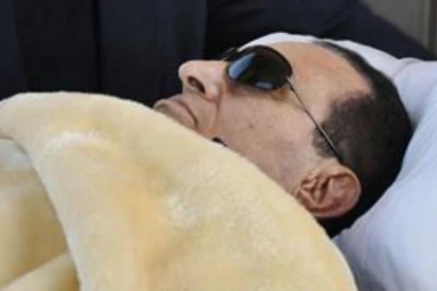Mubarak sufrió dos paros cardíacos y está en coma