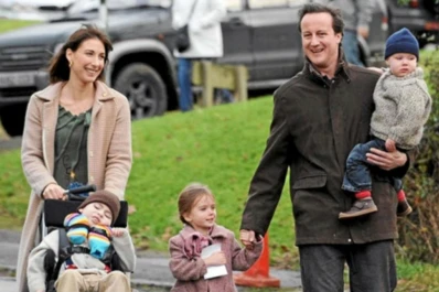 El primer ministro británico se olvidó a su hija en un pub