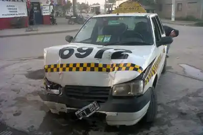 Un taxi chocó con una moto, subió a la vereda y arrolló a una mujer