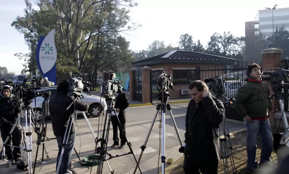 A LA ESPERA. Medios y militantes kirchneristas hacen guardia frente al hospital Austral, aguardando noticias sobre Máximo Kirchner. DYN