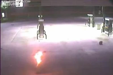 Incendió a su ex esposa frente a las cámaras de seguridad de una estación de servicio