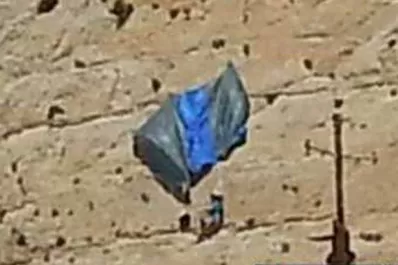 Paracaidista colgó de un acantilado por tres horas y se despidió de su novia justo antes de morir