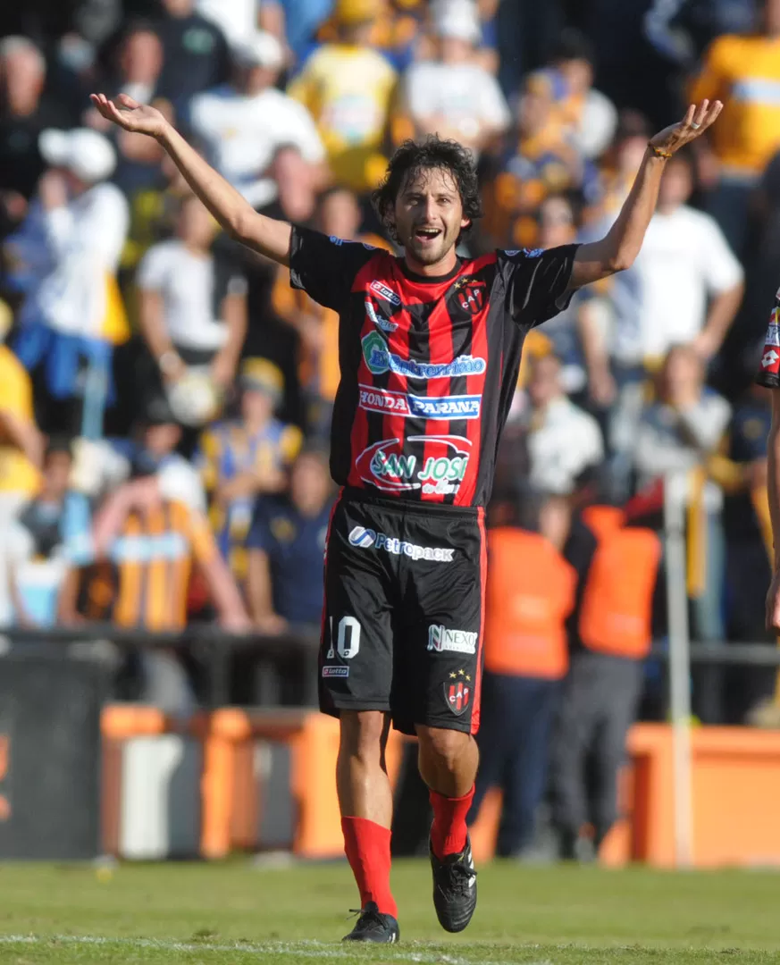 ARRIBA LAS MANOS. Chaca festeja su gran cabezazo, el del triunfo. TéLAM