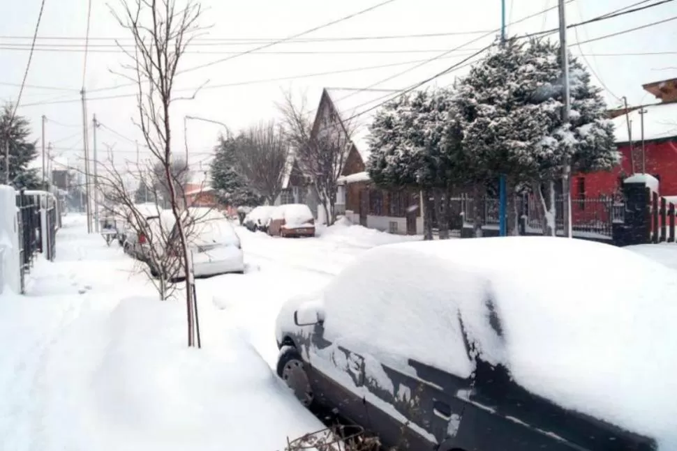TAPADO DE NIEVE. Por las fuertes nevadas, los escolares y los empleados públicos tuvieron asueto ayer. DYN