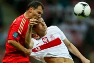 Enfurecido por el empate con Rusia, hincha polaco tiró su televisor por la ventana