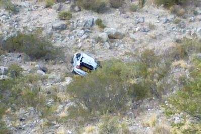 Cayó con su auto en un precipicio y estuvo un día hasta que lo salvaron