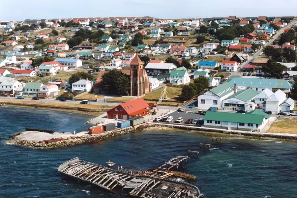 DEFENSA. Puerto Argentino concentra el poderío militar británico en Malvinas. FOTO TOMADA DE SENADORFILMUS.COM