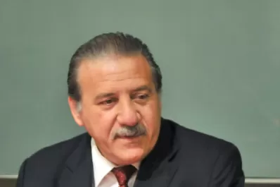 Berarducci, al filo de su destitución, pidió 30 días de licencia